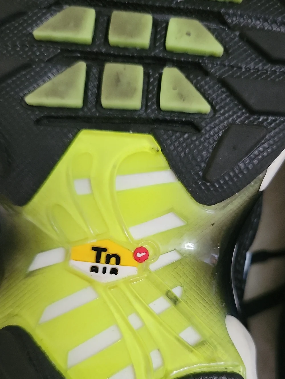 NIKE Air Max Plus 1 GS “Black Volt” Running Trainers. Size 1Y.